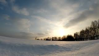 Закат солнца зимой в поле, заход солнца в морозный вечер
