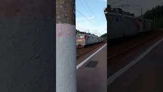 электровоз вл10-350 проезжает станцию"Подосинки" приписан к тчэ-5 Орехово