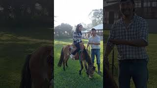 Reacción de Sherlyn al montarse por primera vez en un caballo 🐴🐎  #coban #Guatemala #sherlynrosario