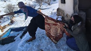 Download Lagu The cruel man drove homeless Mina out of the hut and left her in the snow. MP3