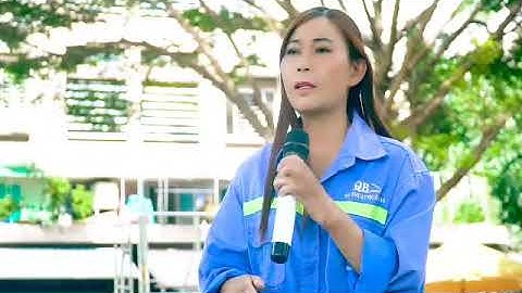 cô lao công thích hát