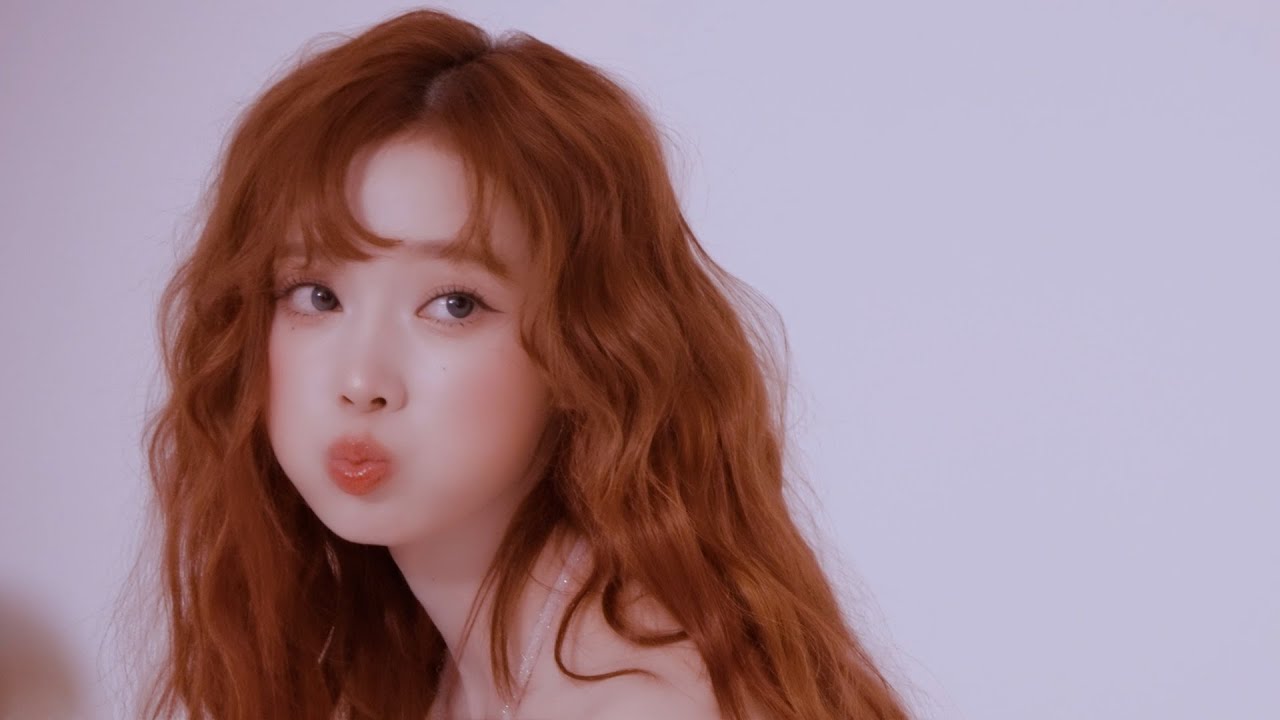 에스쁘아와 함께 하는 윈터 많이 기대해 주세요🍒❤️ | aespa WINTER espoir Behind