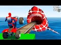 يركب الرجل العنكبوت على دراجة رباعية الدفع  - Spider-Man on an ATV rides into the jaws of Megaloden