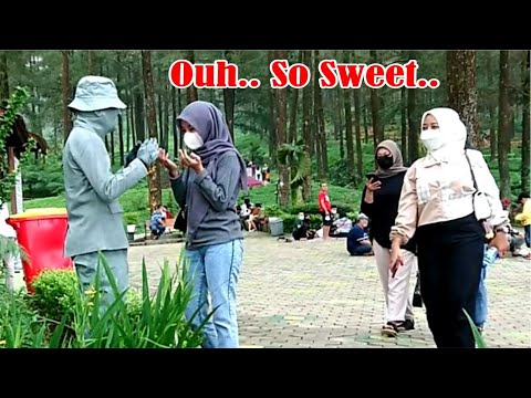 Video: Rumput bukannya garis putih yang membosankan