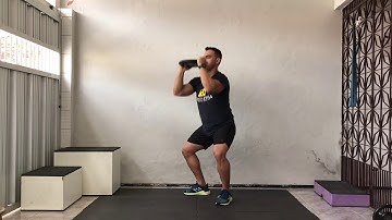 Agachamento com desenvolvimento com anilha