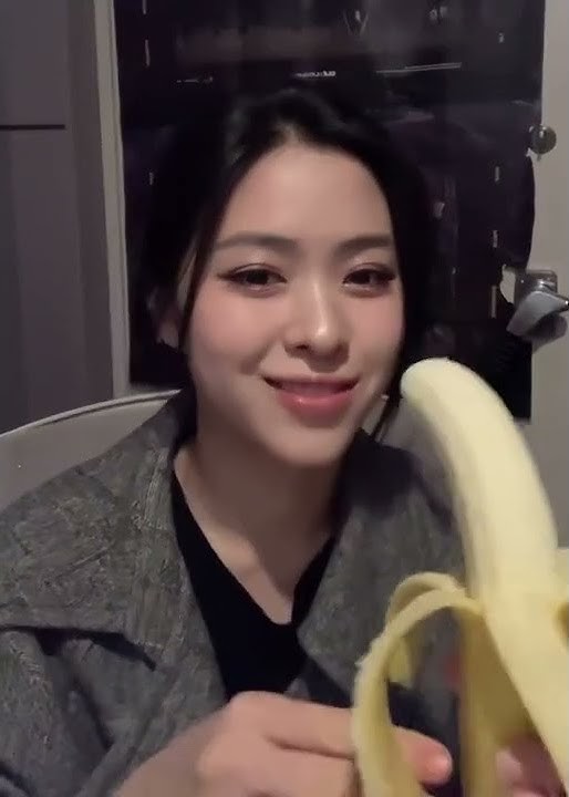[Kpop] When Itzy Ryujin eat banana