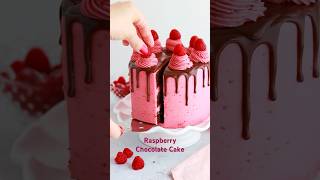 Forever swooning over this raspberry chocolate cake 😍 recipe at sugarandsparrow.com #cake #baking