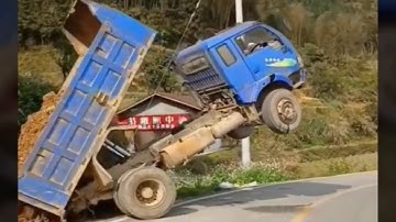 Excellent Machines And Workers In Factory / Technology In Modern Industry Change The World