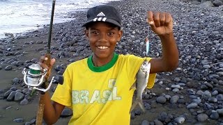 pêche d'un petit barbe au poisson nageur. no kill. île de la réunion 974