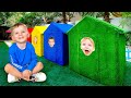 Cinq enfants quatre couleurs dans des cabanes