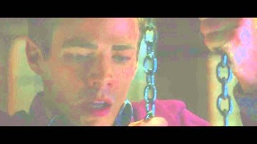 The Flash - S01E01: Barry is struck by Lighting