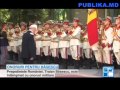 Băsescu întâmpinat cu îmbrățișări și onoruri militare la Chișinău