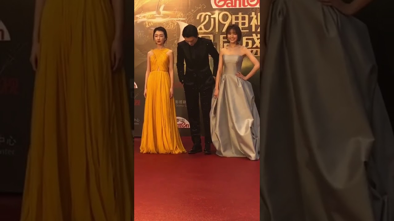 camera iphone 8 plus apk 周冬雨裙子被踩着啦 哈哈哈 Zhou Dongyu's skirt was stepped on.