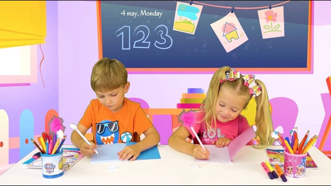 サーシャとマーシャは新しい学校のおもちゃで遊んでいるふりをして クラスに食べ物をこっそり入れます Youtube サーシャとマーシャは新しい学校のおもちゃで遊んでいるふりをして クラスに食べ物をこっそり入れます Youtube