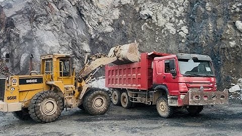 OLD CATERPILLAR LOADER VS HUGE ROCKS 🪨 LOADING IN DUMP TRUCK 🛻 