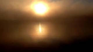 Утренний туман и восход солнца над озером !
