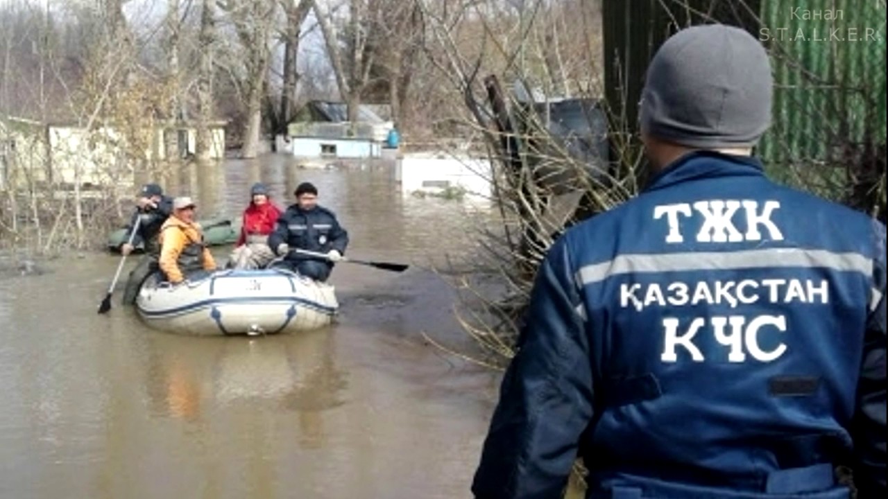 Затопило ли казахстан. Казахстан паводки. Наводнение в Казахстане. Паводок МЧС. Паводковая обстановка в Казахстане.