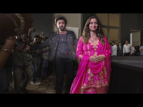 Alia Bhatt and Ranbir Kapoor Entry at Brahmastra Pre Release Event in Hyderabad