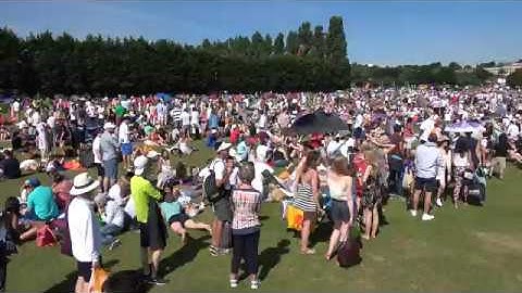 Thousands queue for Andy Murray match at Wimbledon