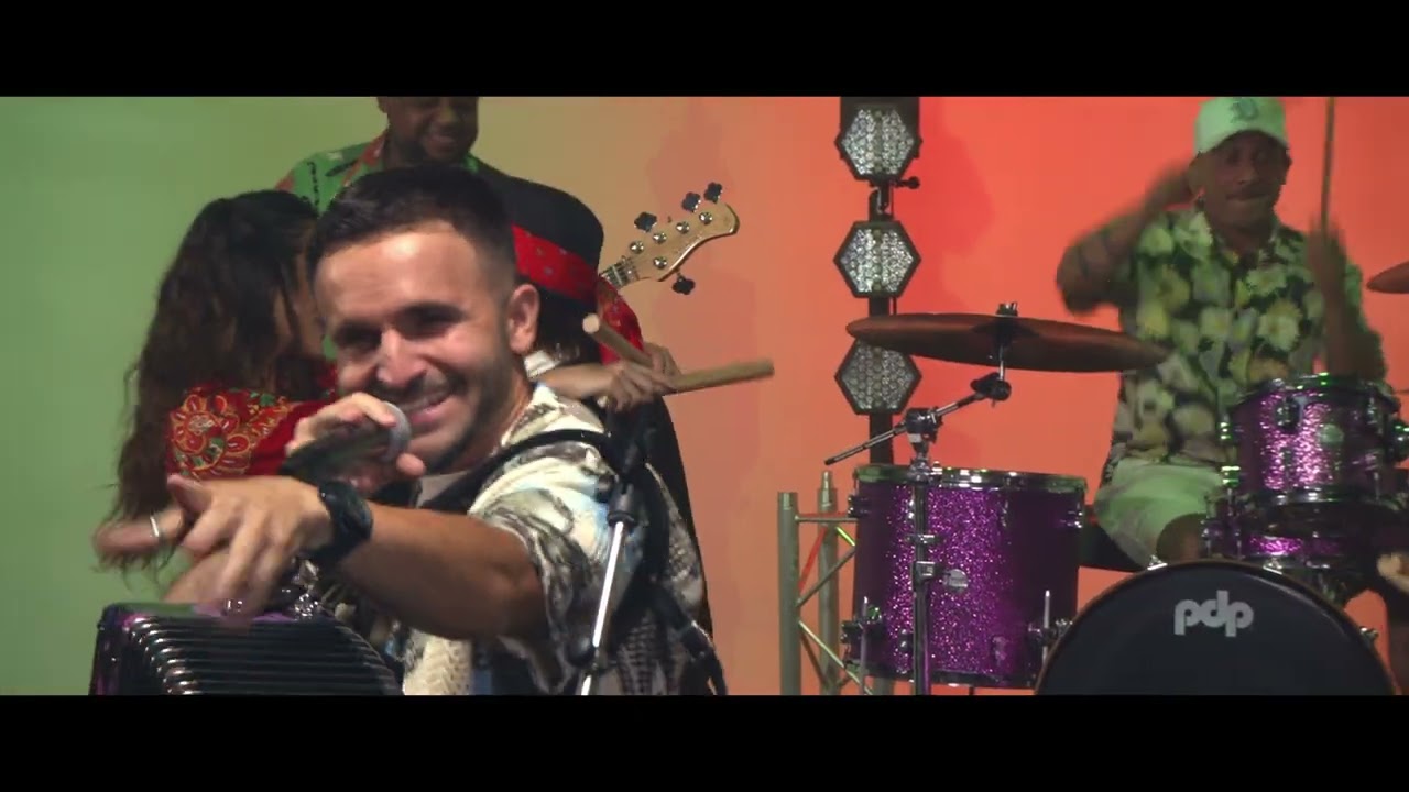 Sleduj Chris Ribeiro - Os Pauliteiros (video oficial) na YouTube