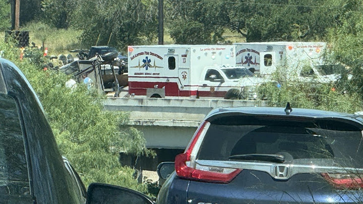 WATCH LIVE: 2 dead, 21 injured in multi-vehicle crash involving small bus on I-35 on Southwest Side