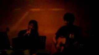 Wesley's singing ''从新加坡流泪到新山''.