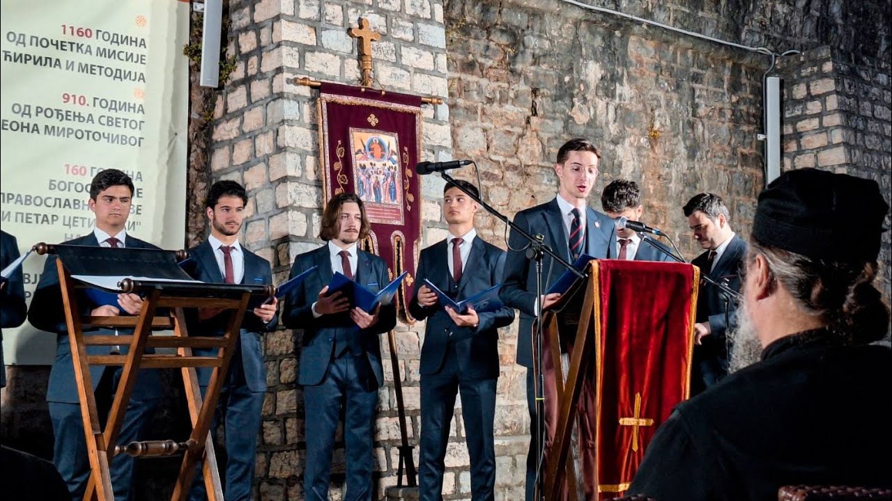 Концерт Карловачке богословије у порти храма Св. Спаса на Топлој