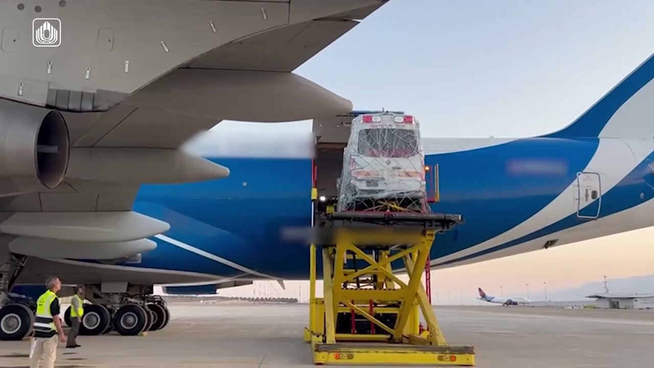 VIDEO: Vliegtuig vol medische uitrusting en militaire ambulances gearriveerd