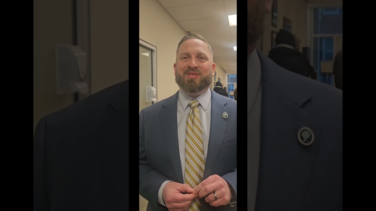 GOVT BANS CITIZEN FROM ENTERING OPEN PUBLIC MEETING FOR HAVING TWO SIGNS AT PRIOR MEETING!!!!! WTF!