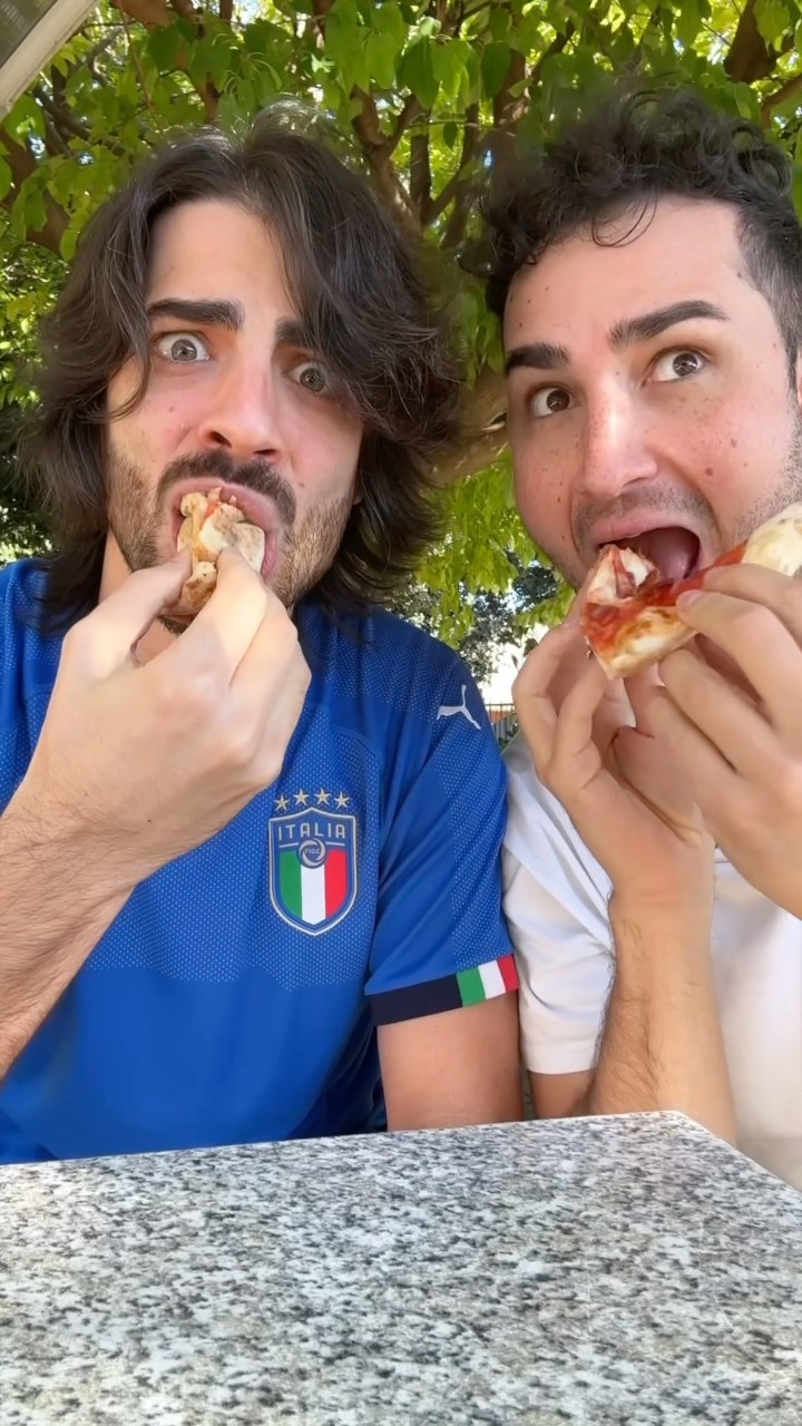 Pizza at the park with  @MaritaPlieva