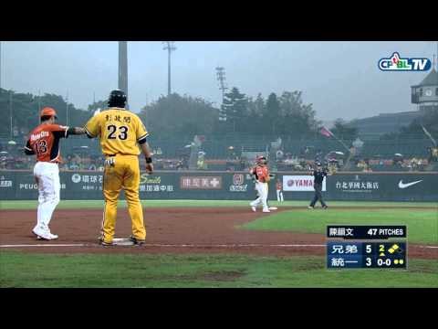 04/30 兄弟 vs 統一 二局上，周思齊一棒擊出中外野方向帶有兩分打點的二壘安打