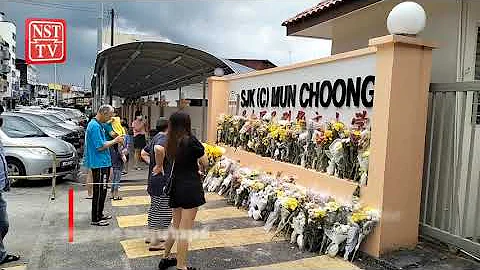 Jambangan bunga untuk SJKC Mun Choong