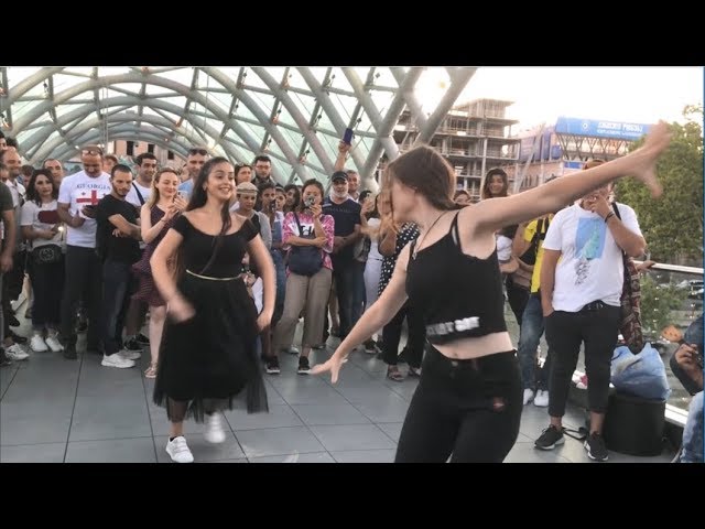 Грузинское диско видео. Лезгинка Грузия Алишка. Лезгинка на улице Тбилиси. Лезгинка на мосту. Грузия танец девушки.