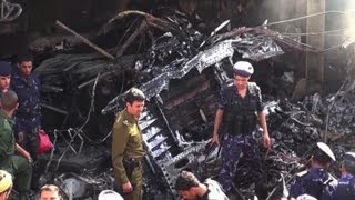Miniatura de vídeo de "10 killed in Yemen military plane crash: ministry"