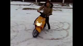 15 year old girl for the first time riding scooter in the snow Yamaha Jog