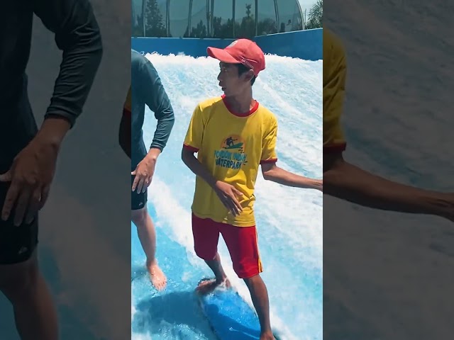 SURFING DI OMBAK BUATAN PERTAMA KALI!! class=