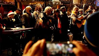 Throwback: Imelda May & Glen Hansard belt out 'Fairytale of New York' at St Stephen's Green