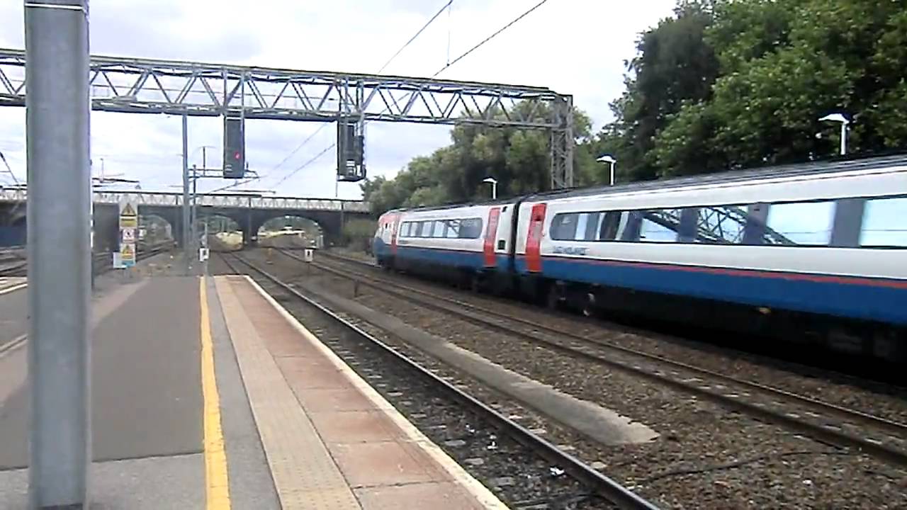 T100-V12-East Midlands Trains 222005 Passing through Bedford ...
