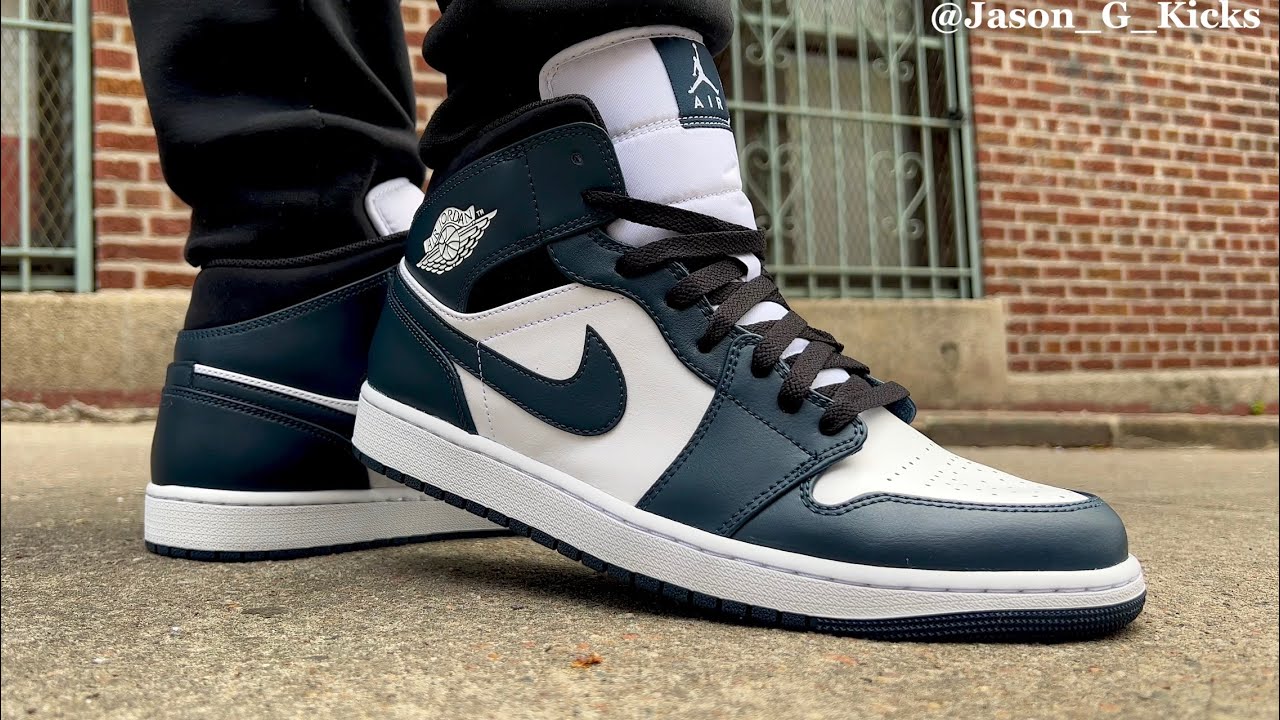 Jordan 1 mid Armory Navy - On Feet 