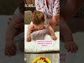 Малыш держит ручки в кулачках. Как расслабить? #развитиеребенка