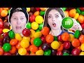 Ищем ОДИН M&Ms в 1000 Skittles! Кто быстрее найдет ЧЕЛЛЕНДЖ 🐞 Эльфинка