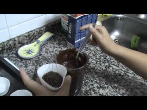 Vídeo: Magdalenes De Xocolata Amb Crema De Xocolata