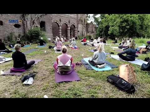 Wereld Yogadag in tuin Kasteel Heusden