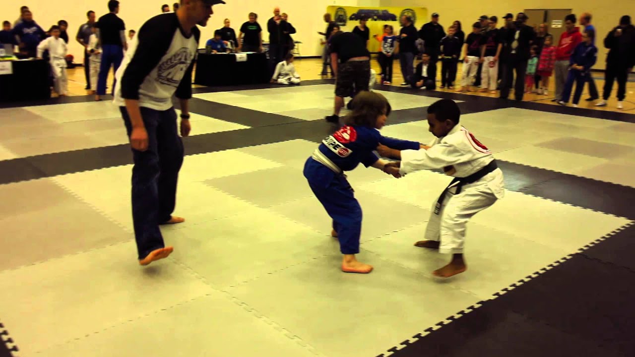 Kids Jiu Jitsu Submission Ace - YouTube