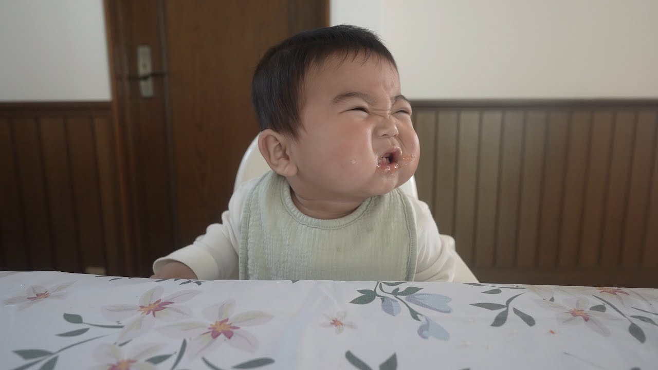 人生初トマトに挑戦する生後7か月赤ちゃんが可愛い