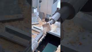 CNC woodworking lathes can not only turn, but also carve