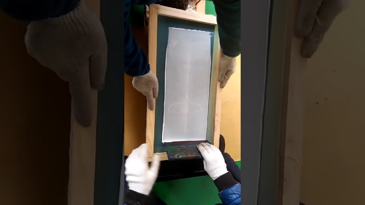 Printing logo on wet umbrella wrapper