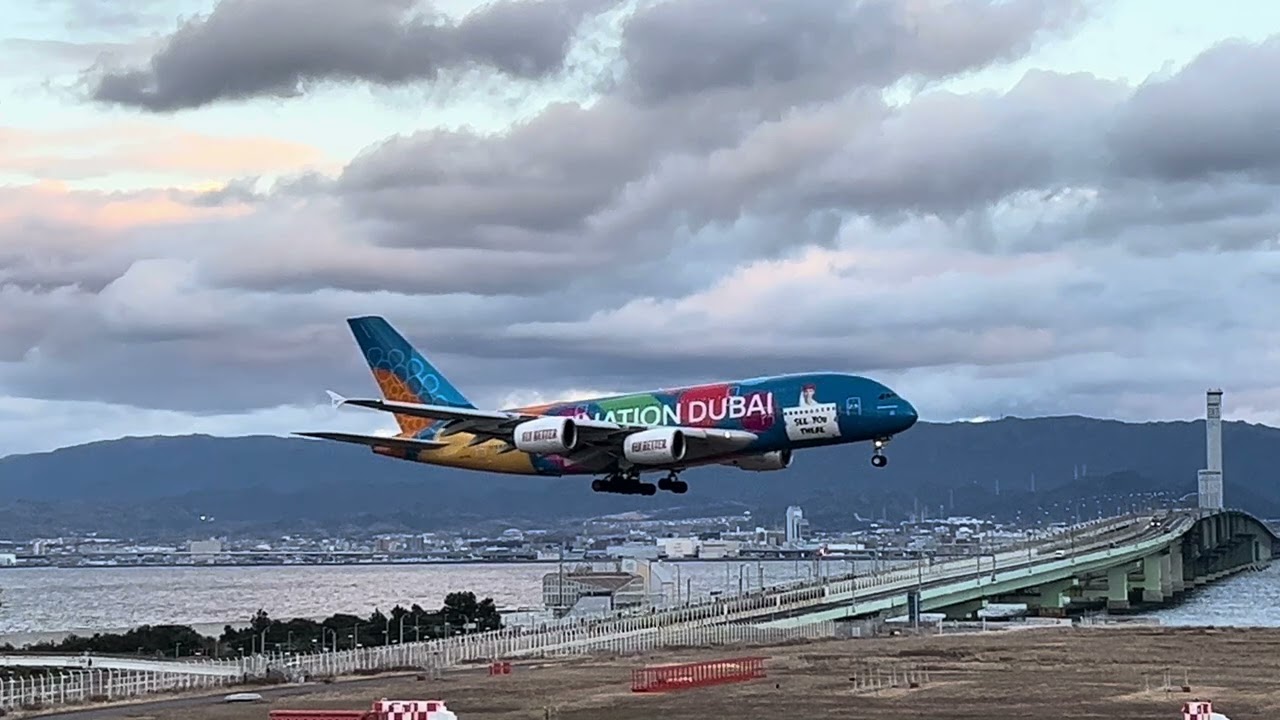 エミレーツ航空(Emirates) Airbus A380-800型旅客機 - YouTube