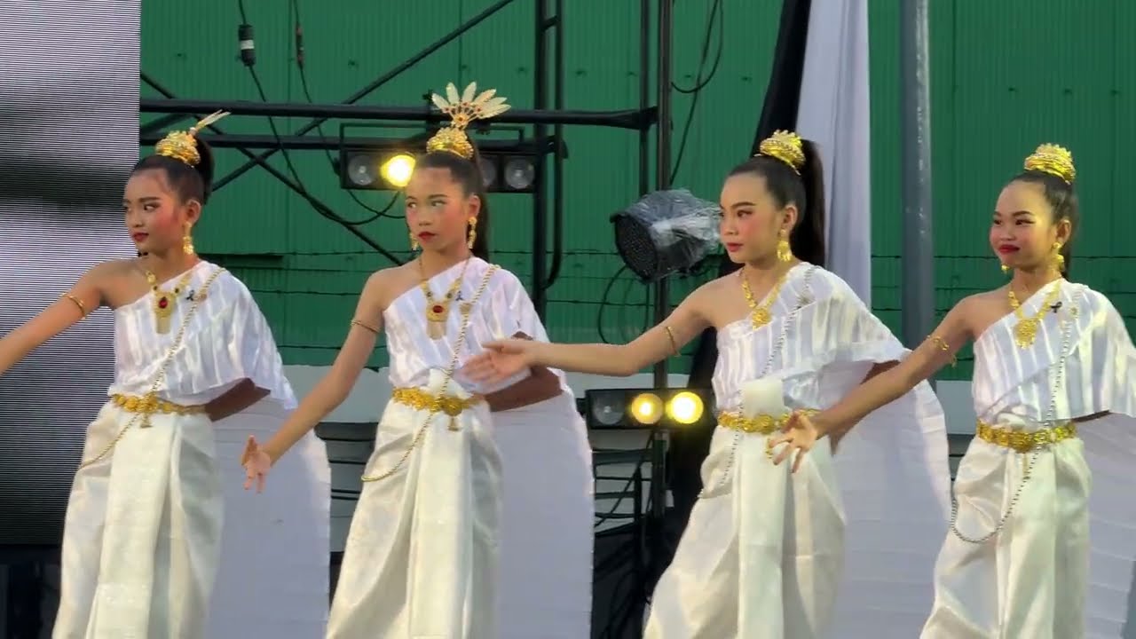 การแสดงชุดที่ 1 เพลงส่งนางฟ้ากลับสวรรค์ #งานถนนคนเดินดินแดง2025