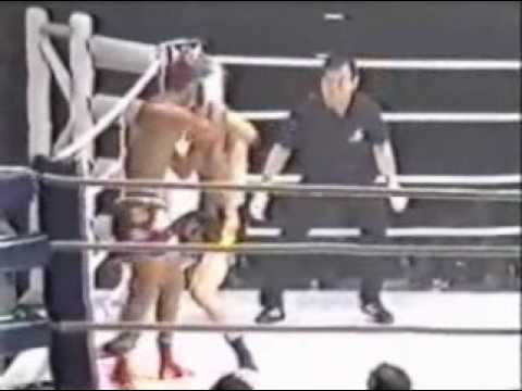 John Wayne Parr vs Oomsin Sit Kuanim Muay Thai 1 p...